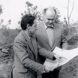 Díaz Pardo e Albalat revisando os plans da planta circular de Sargadelos, 1967