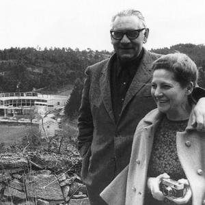 Luis Seoane con su mujer Mª Elvira Fernández , “Maruxa” durante la construcción de la planta circular de Sargadelos, 1969