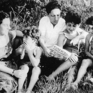 Carmen Arias con Isaac e os seus tres fillos, anos cincuenta