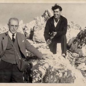 O xeólogo Isidro Parga Pondal, primeiro pola esquerda, en Mina Sonia (bautizada así polo nome da súa neta), na costa de Lugo
