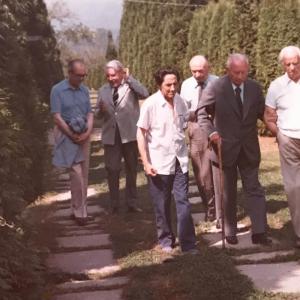 Membros do Padroado do Museo reunido no Castro nos anos setenta: García Sabell con Rafel Dieste detrás, diante Isaac Díaz Pardo, Valentín Paz Andrade, Álvaro Gil.