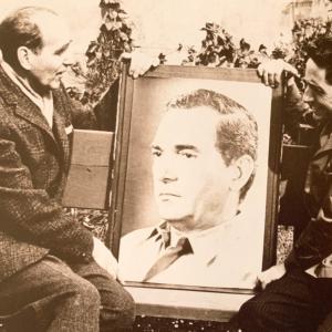 Díaz Pardo con el fotógrafo Horacio Coppola sosteniendo una fotografía de Lorenzo Varela (autoría de Coppola), ca. 1960
