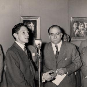 Isaac na inauguración da súa mostra no Centro Galego de Buenos Aires, 1955