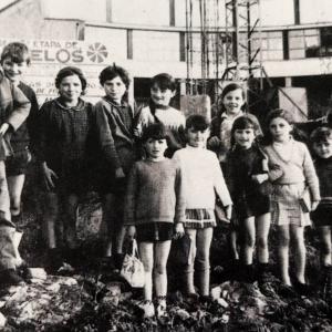 Niños delante de la fábrica de Sargadelos