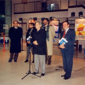 Isaac Díaz Pardo en la inauguración de una muestra sobre sus carteles celebrada en la Facultad de Sociología el 20 de Enero de 2000
