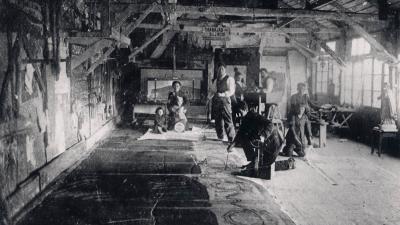 Taller de escenografía en la Casa de la Tumbona. Al fondo Camilo Díaz con sus hijos Mercedes e Isaac