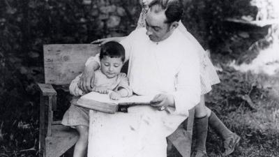 Isaac Díaz Pardo con su padre y hermana en la Casa de la Tumbona, Santiago de Compostela