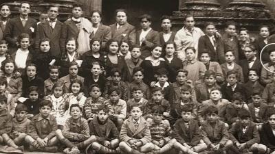 Estudia en la Academia Gelmírez y después en el Instituto de Segunda Enseñanza