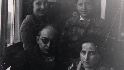 Camilo Díaz Baliño, con sus hijos Isaac y Mercedes y su mujer Antonia Pardo en una de sus últimas fotografías