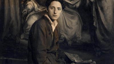 Isaac Díaz Pardo delante de su cuadro Concerto de Zanfona 