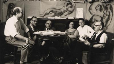 Isaac y su mujer y un grupo de amigos en su estudio de O Castro