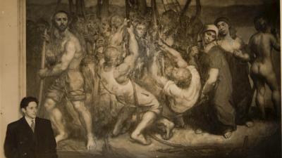 Isaac delante de su obra A barca de Caronte