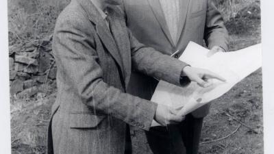 Díaz Pardo y Albalat revisando los planos de la planta circular de Sargadelos