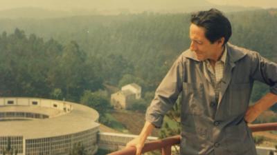 Díaz Pardo con la fábrica de Sargadelos al fondo