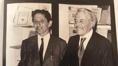 Isaac Díaz Pardo con Rafael Dieste en la galería Sargadelos de Madrid