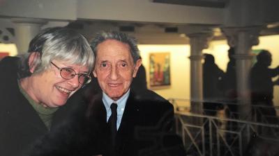 En la Galería Sargadelos de Barcelona con Marianne Brull, excompañera de Pepe Martínez, editor de Ruedo Ibérico