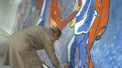Isaac Díaz Pardo pintando un mural para la Exposición Mundial de Pesca de Vigo